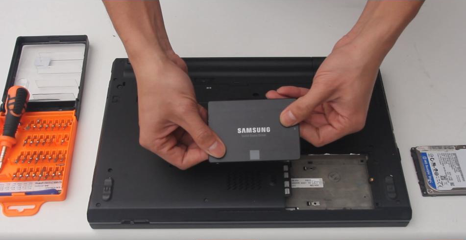 Insert the solid state drive to be replaced into the hard drive slot